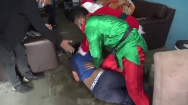 Au Pérou, deux policiers déguisés en père Noël et en elfe arrêtent un trafiquant de drogue présumé