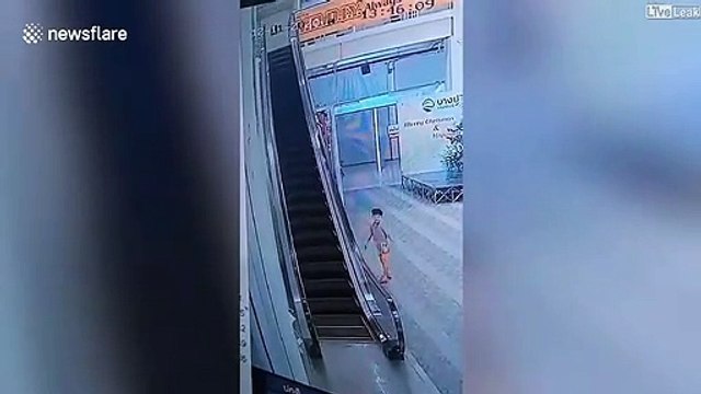 Un enfant reste suspendu à la rampe de cet escalator...
