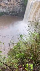 Ce kayakiste plonge d'une hauteur vertigineuse