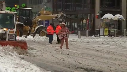 El "Vaquero desnudo" canta bajo la nieve en Nueva York