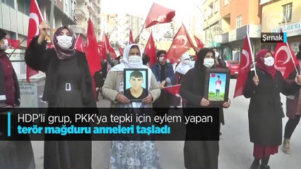 HDP'li grup, PKK'ya tepki için eylem yapan terör mağduru anneleri taşladı!