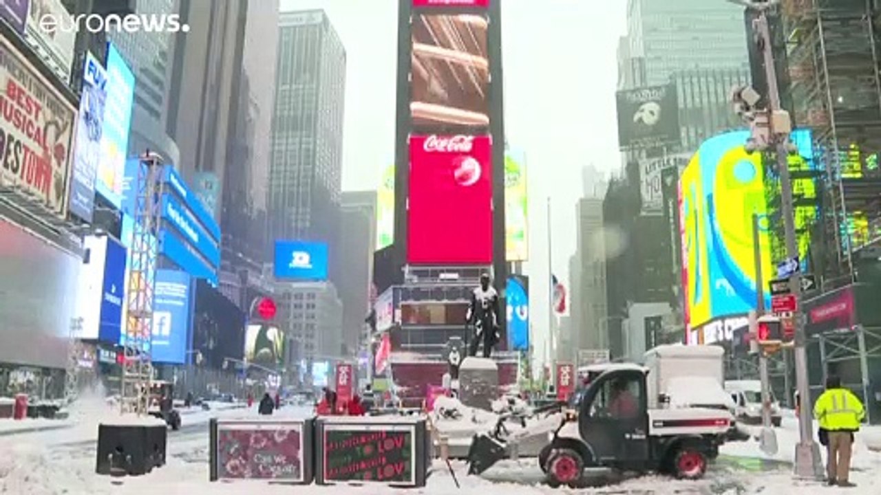 فيديو: عاصفة ثلجية قوية تضرب نيويورك.. ومقتل شخ...