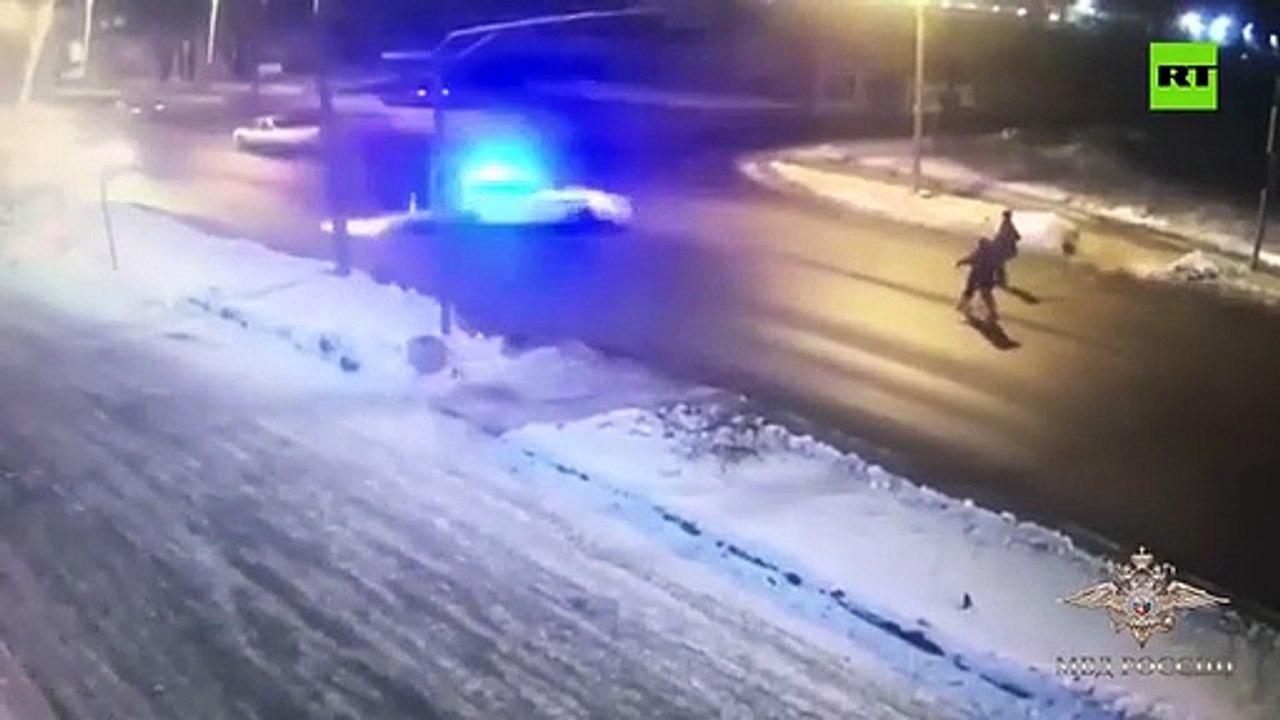Une voiture de police protège des piétons