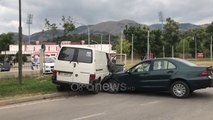 Ora News - Aksident në afërsi të stadiumit në Korçë, “Benz-i” përplaset me furgonin