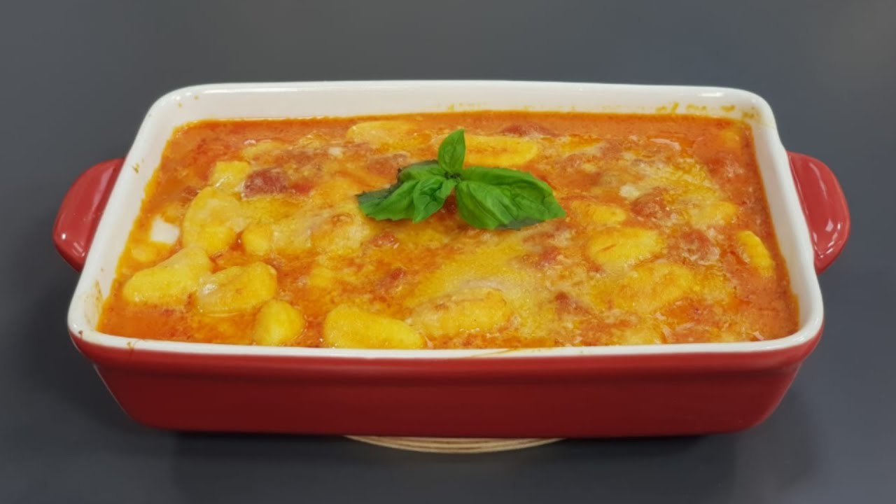 Njoki ( Gnochi) me salcë dhe mozzarella nga zonja Vjollca