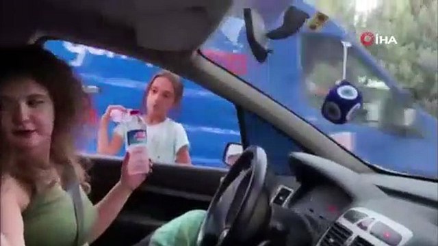 Yardım severliği onu tablet sahibi yaptı... İşte kendi küçük, yüreği büyük su satan kız