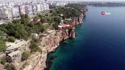 Dünyaca ünlü sahilin dibinde üzücü görüntüler