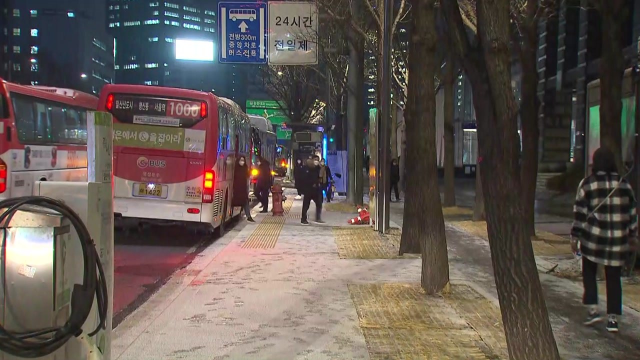 [날씨] 낮까지 중서부 눈, 한파 주춤...내일 다시 강추위 / YTN