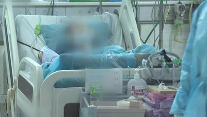 [뉴스라이브] 사흘째 하루 천 명대..."입원대기중 사망" 의료 시스템 '빨간불' / YTN