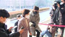 '사의 표명' 추미애, 하루 휴가 뒤 정상 출근...'묵묵부답' / YTN