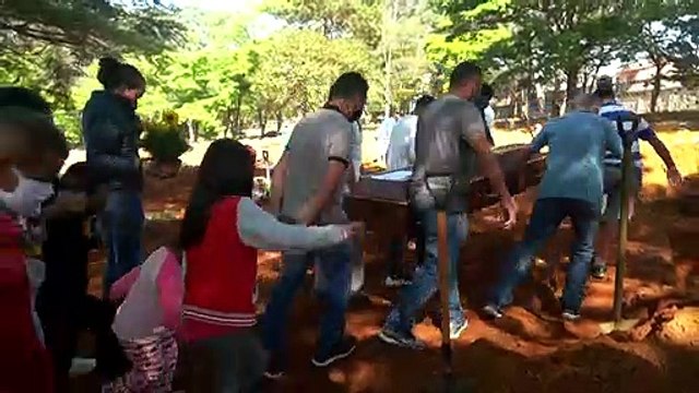 Brasil supera otra vez 1.000 muertes diarias por covid-19 y Bolsonaro rechaza vacuna