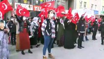 HDP'li grup, PKK'ya tepki için eylem yapan terör mağduru anneleri taşladı