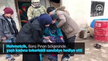 Mehmetçik, Barış Pınarı bölgesinde yaşlı kadına tekerlekli sandalye hediye etti