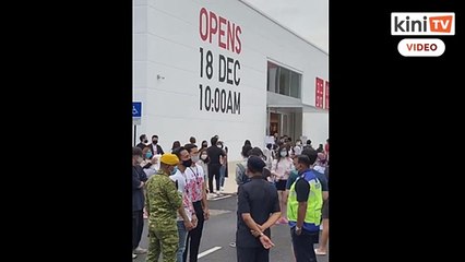 Barisan panjang di pembukaan Uniqlo, polis minta tutup seketika