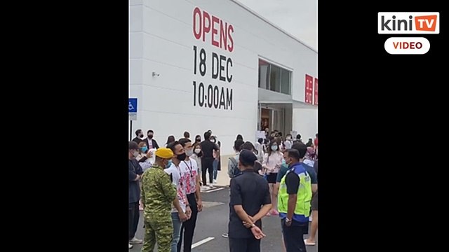 Barisan panjang di pembukaan Uniqlo, polis minta tutup seketika