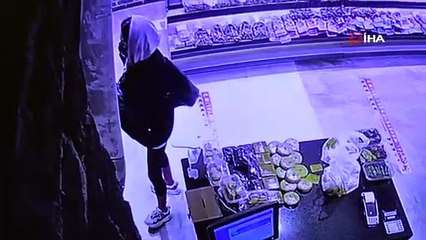 Önce ellerine dezenfektan sıktı, sonra sadaka kutusunu çaldı