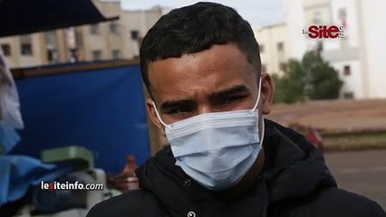 شاب يرسم صلاح الدين الغماري في أحد جدران حي سيدي مومن بالدار البيضاء