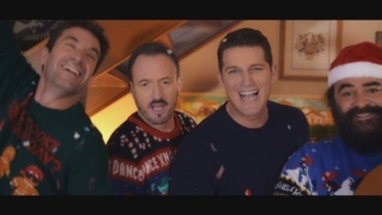 Manu Tenorio canta "Alegría, alegría" rodeado de amigos