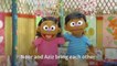 Dos marionetas de niños refugiados rohinyás se unen a Barrio Sésamo