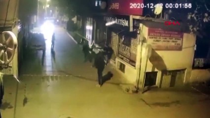 Baba ve oğulları dehşet saçtı! Bıçaklayıp, otomobille çarptılar