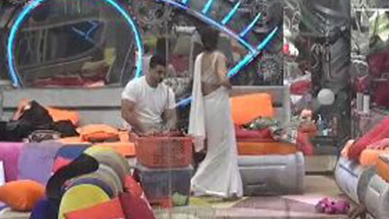 Bigg Boss 14; Aly ने Jasmin को पहनाई साड़ी, Weekend Ka Vaar के लिए हुए तैयार | FilmiBeat