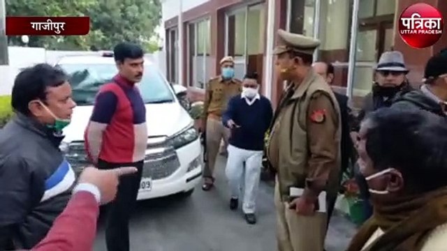 ट्रकों से अवैध वसूली कर रहे शख्स को डीएम ने रंगे हाथ पकड़ा, वसूली टीम और ट्रक मालिकों में मचा हड़कंप