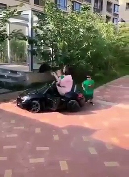 Il s’amuse à jouer au chauffeur de la famille avec ses voitures