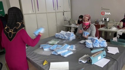 Gönüllü 15 usta öğretici kadın günlük 7 bin maske üretiyor