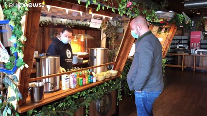 Famosa birreria di Berlino chiusa per Covid apre le porte ai senzatetto