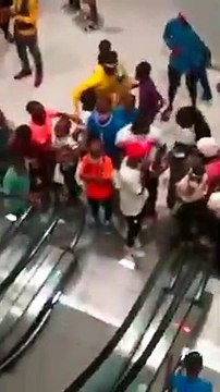 Des camerounais qui découvrent pour la première fois un escalier roulant lors de l’ouverture d’un centre commercial