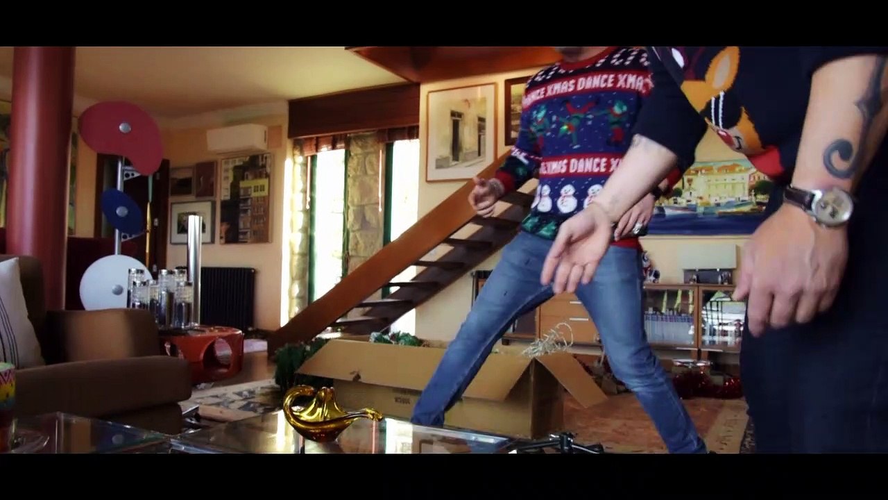 Manu Tenorio ficha a Arturo Valls, al Sevilla y O’Dogherty como “elfos” de su villancico