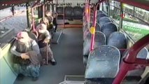 80 yaşındaki kadın yasağa rağmen halk otobüsüne bindi, inmemek için dakikalarca direndi...O anlar kamerada