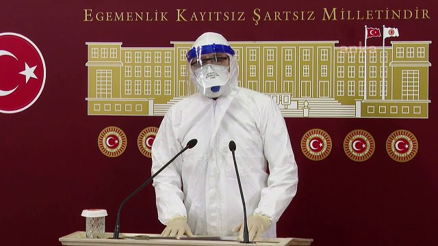 CHP'li Adıgüzel TBMM'de tulum, maske, siperlik ve eldiven giydi: Sağlık çalışanlarının ek ödemeleri neden verilmedi?