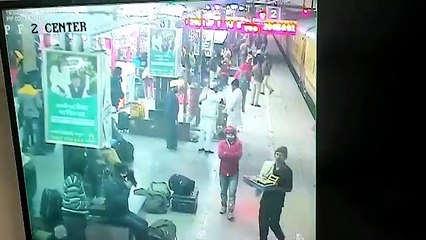 यात्री के लिए फरिश्ता बने आरपीएफ के सिपाही, चलती ट्रैन की चपेट में आने से बचाया