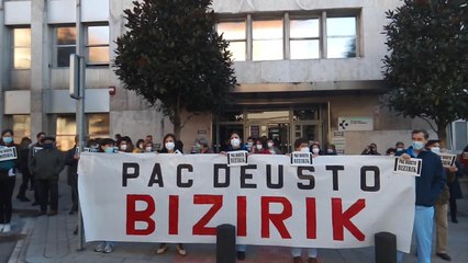 Concentración contra el cierre nocturno del PAC de Deusto