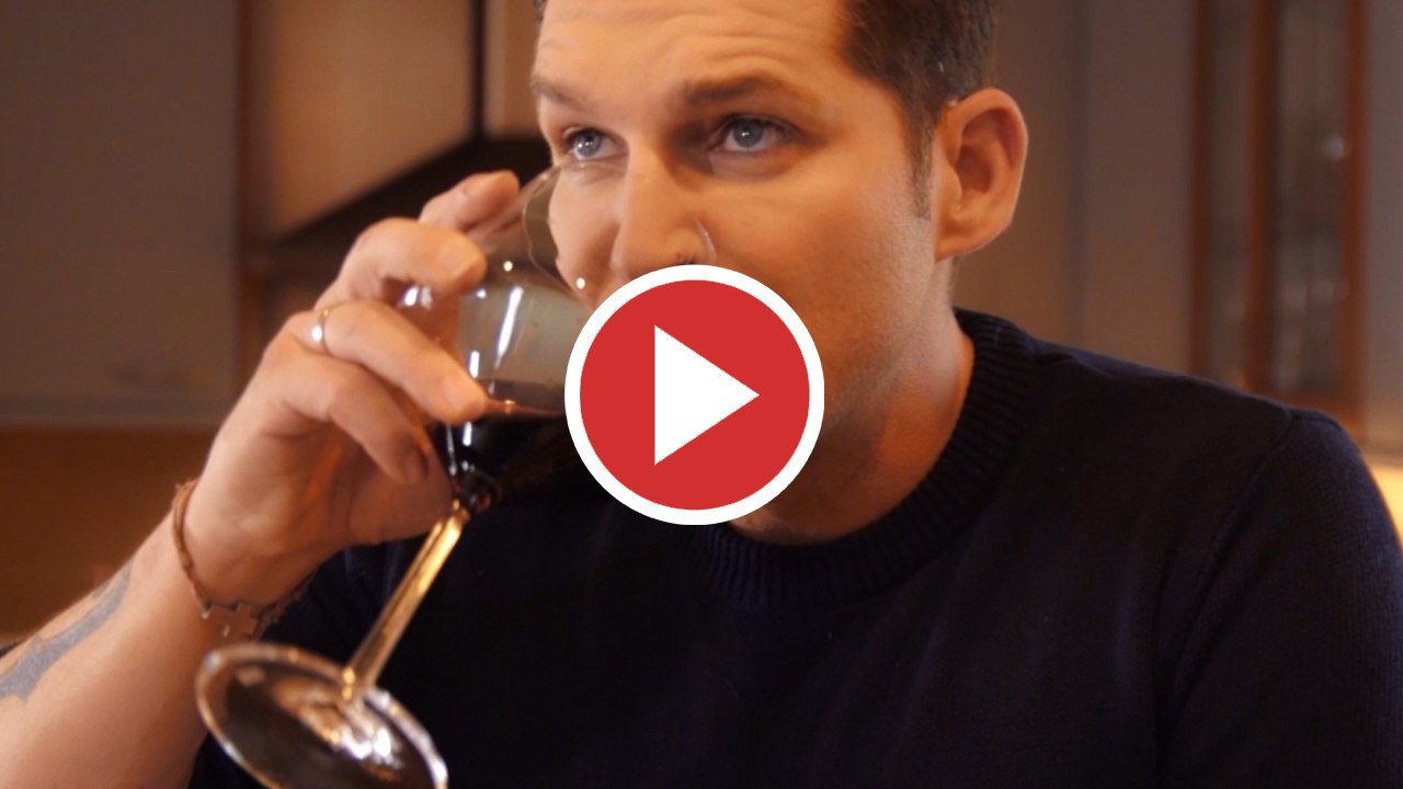 Manu Tenorio estrena su nuevo videoclip 'Alegría, alegría' con unos elfos muy especiales