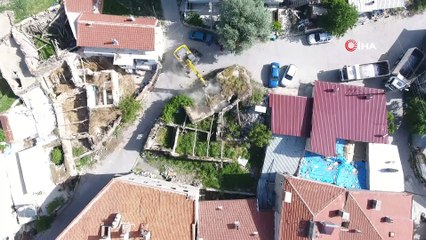 İscehisar’da metruk binaların yıkımına başlandı