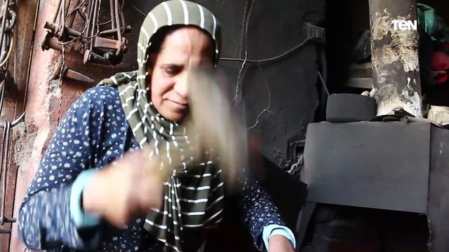 الحاجة أمل ..أول سيدة تعمل حدادة في محافظة المنيا بصعيد مصر من أجل اللقمة الحلال
