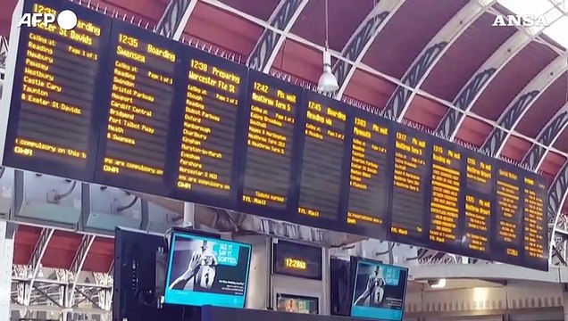 Code in stazione a Londra dopo l'annuncio delle restrizioni