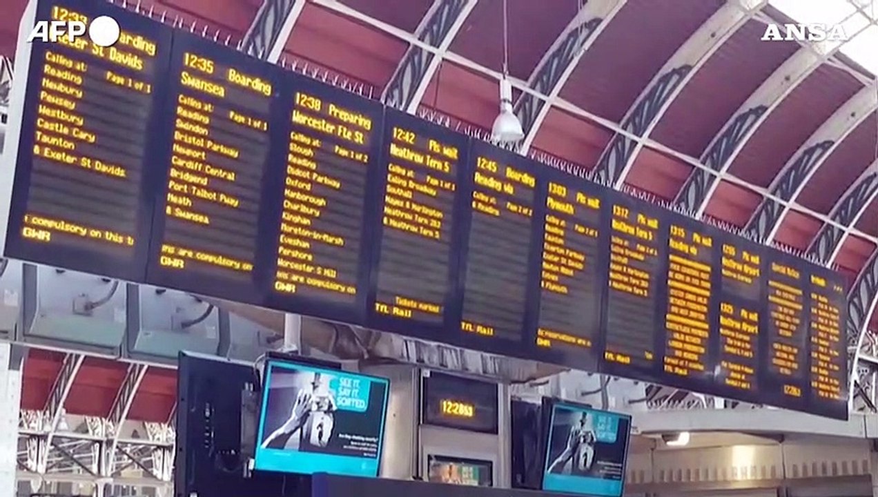 Code in stazione a Londra dopo l'annuncio delle restrizioni