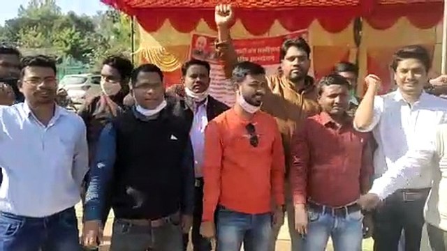 सरकार से अपनी 9 मांगें मनवाने पटवारियों ने हड़ताल स्थल पर ऐसे की नारेबाजी