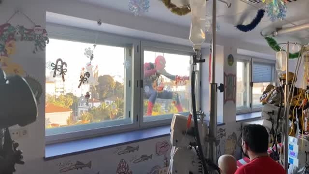 Spiderman se descuelga por la fachada de un hospital de Málaga para sacar una sonrisa a los más pequeños