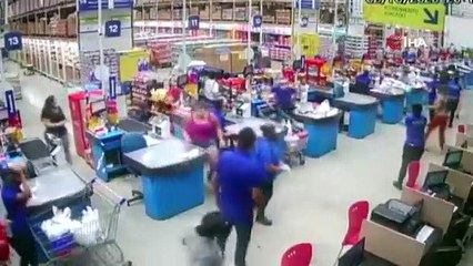 Süpermarkette can pazarı... Raflar domino taşı gibi devrildi: 1 ölü, 8 yaralı