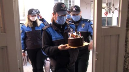 Babası cezaevindeki çocuğa polisten doğum günü sürprizi