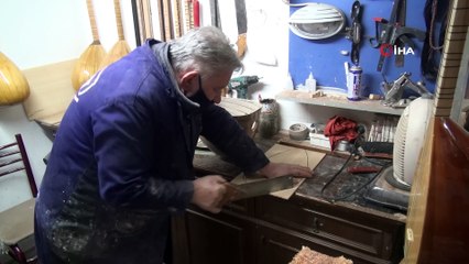 7 metrekare dükkanda 40 yıldır bağlama yapıyor