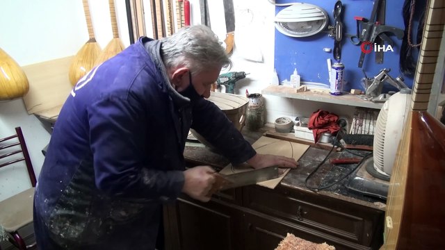 7 metrekare dükkanda 40 yıldır bağlama yapıyor