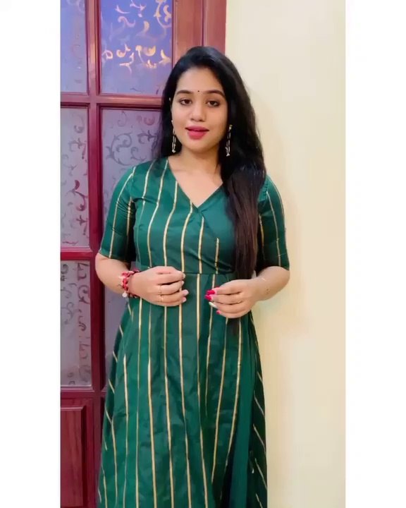 உன் உதட்டுக்குள் இருக்கும் ஒரு வார்த்தை அதை சொல்லிவிட்டால் தொடங்கும் என் வாழ்க்கை ஒரு மௌனத்தில் இருக்கும் என்ன வலிகள் காதல் என்றால் மெல்ல சாதல் என்று சொல்ல✨