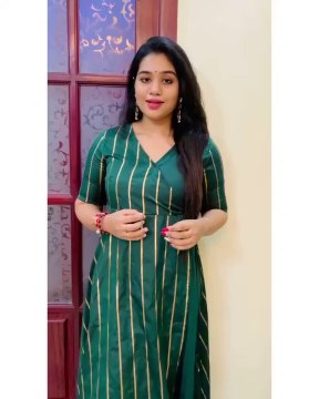 உன் உதட்டுக்குள் இருக்கும் ஒரு வார்த்தை அதை சொல்லிவிட்டால் தொடங்கும் என் வாழ்க்கை ஒரு மௌனத்தில் இருக்கும் என்ன வலிகள் காதல் என்றால் மெல்ல சாதல் என்று சொல்ல✨