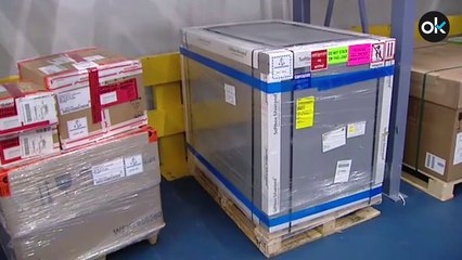 El traslado de los congeladores de las vacunas de Pfizer