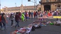 Mexicanos ultiman compras navideñas antes del cierre de comercios en la capital